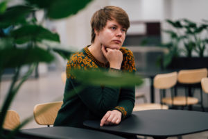 Vakavailmeinen lapsiomainen Juuso Silvennoinen istuu pöydän ääressä