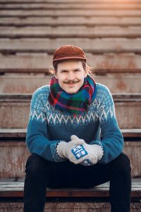 FinFamin Labyrintti-lehdessä 3/2021 kirjailija Joonatan Tola_kuva Jami Ivanoff