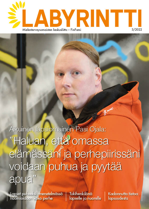 Kansi LABYRINTTI322_001 FinFamin Labyrintti-lehden kannessa aikuinen lapsiomainen Pasi Ojala_kuva Marika Finne