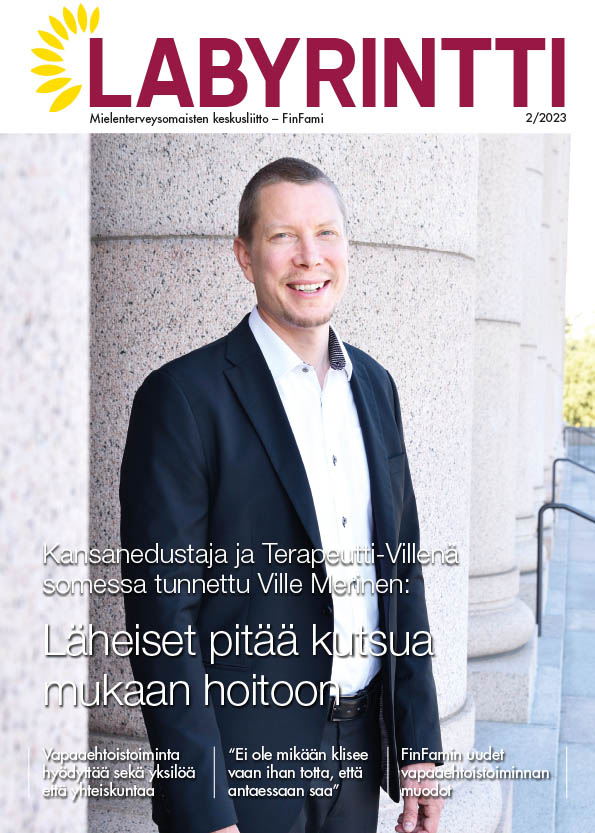 LABYRINTTI223_kansi FinFamin Labyrintti-lehden kannessa kansanedustaja ja Terapeutti-Villenä tuttu Ville Merinen_kuva Marika Finne