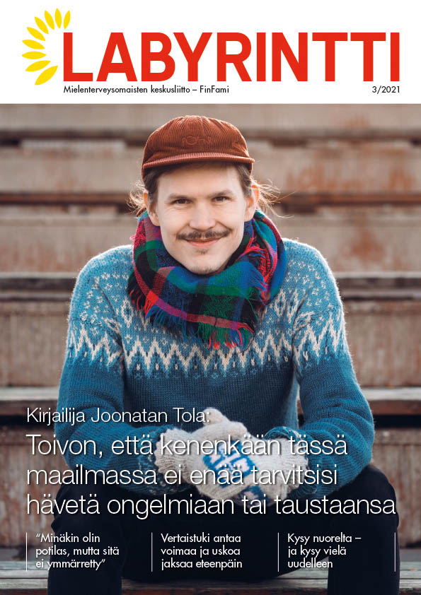 LABYRINTTI321_kansi Labyrintti 3/2021 kansikuvassa kirjailija Joonatan Tola istuu katsomossa_kuva Jami Ivanoff