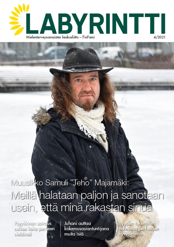 LABYRINTTI421_1_kansikuva FinFamin Labyrintti-lehden 4/2021 kansikuvassa muusikko Teho Majamäkisa seisoo talvisessa maisemassa_kuva Marika Finne