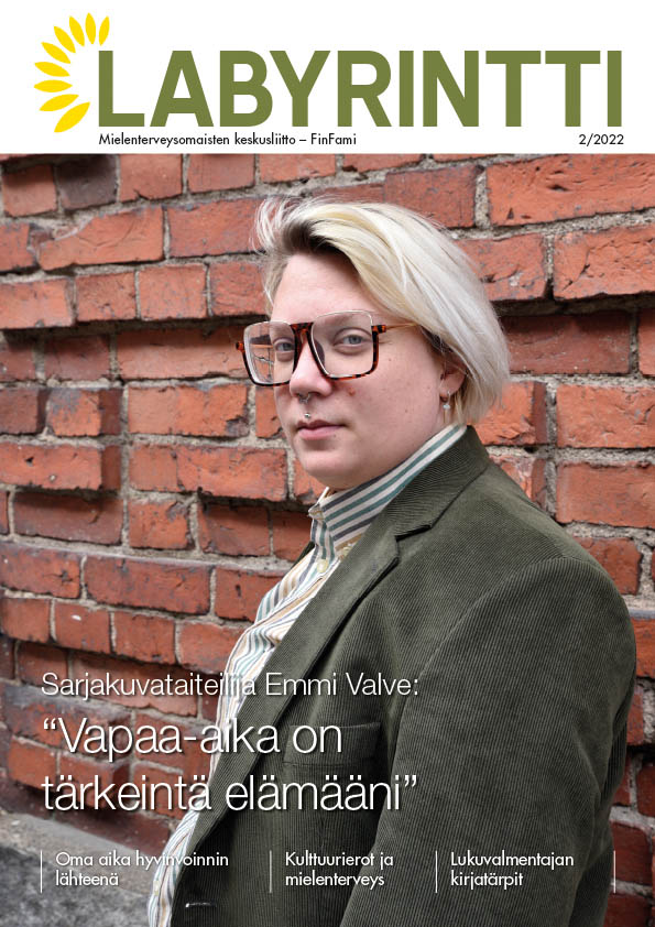 LABYRINTTIcov222_001 kansi FinFamin Labyrintti-lehden kannessa sarjakuvataiteilija Emmi Valve_kuva Marika Finne