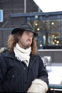 Muusikko Teho Majamäki FinFamin Labyrintti-lehdessä_kuva Marika Finne