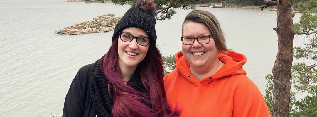 Kaksi nuorta FinFamin vapaaehtoistoimijaa Nelli Santala ja Annika Forth