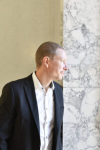 Kansanedustaja, Terapeutti-Ville eduskunnassa_kuva Marika Finne